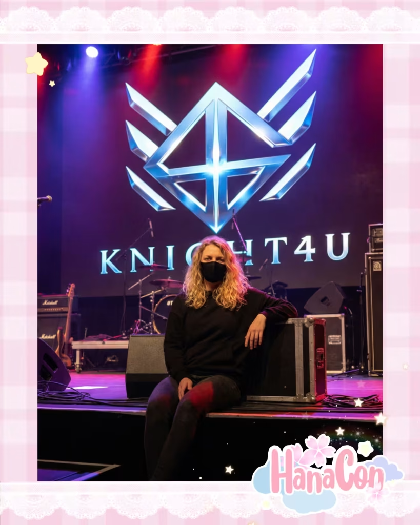 Britta Wolters vor dem Knight4U-Logo auf einer Bühne